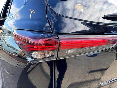 Used 2024 Toyota Highlander XLE image 30