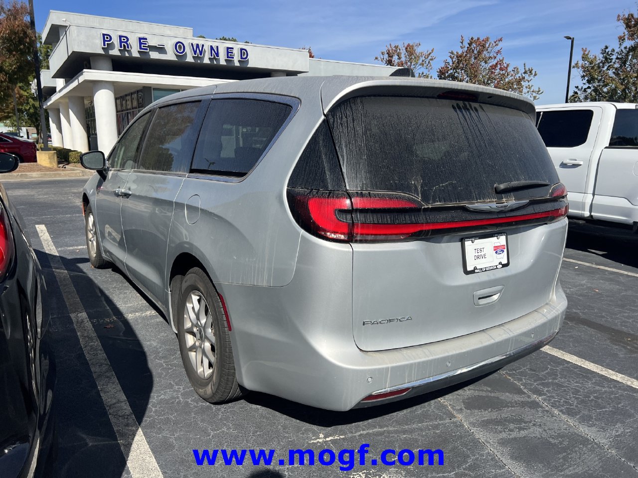 Used 2024 Chrysler Pacifica Touring-L FWD image 2