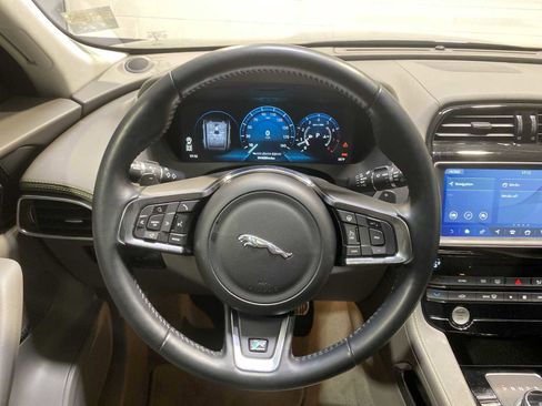 Used 2017 Jaguar F-PACE R-Sport image 15