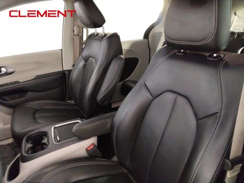 Used 2023 Chrysler Pacifica Touring-L FWD image 23