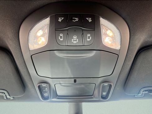 Used 2025 Chrysler Pacifica Limited FWD image 18