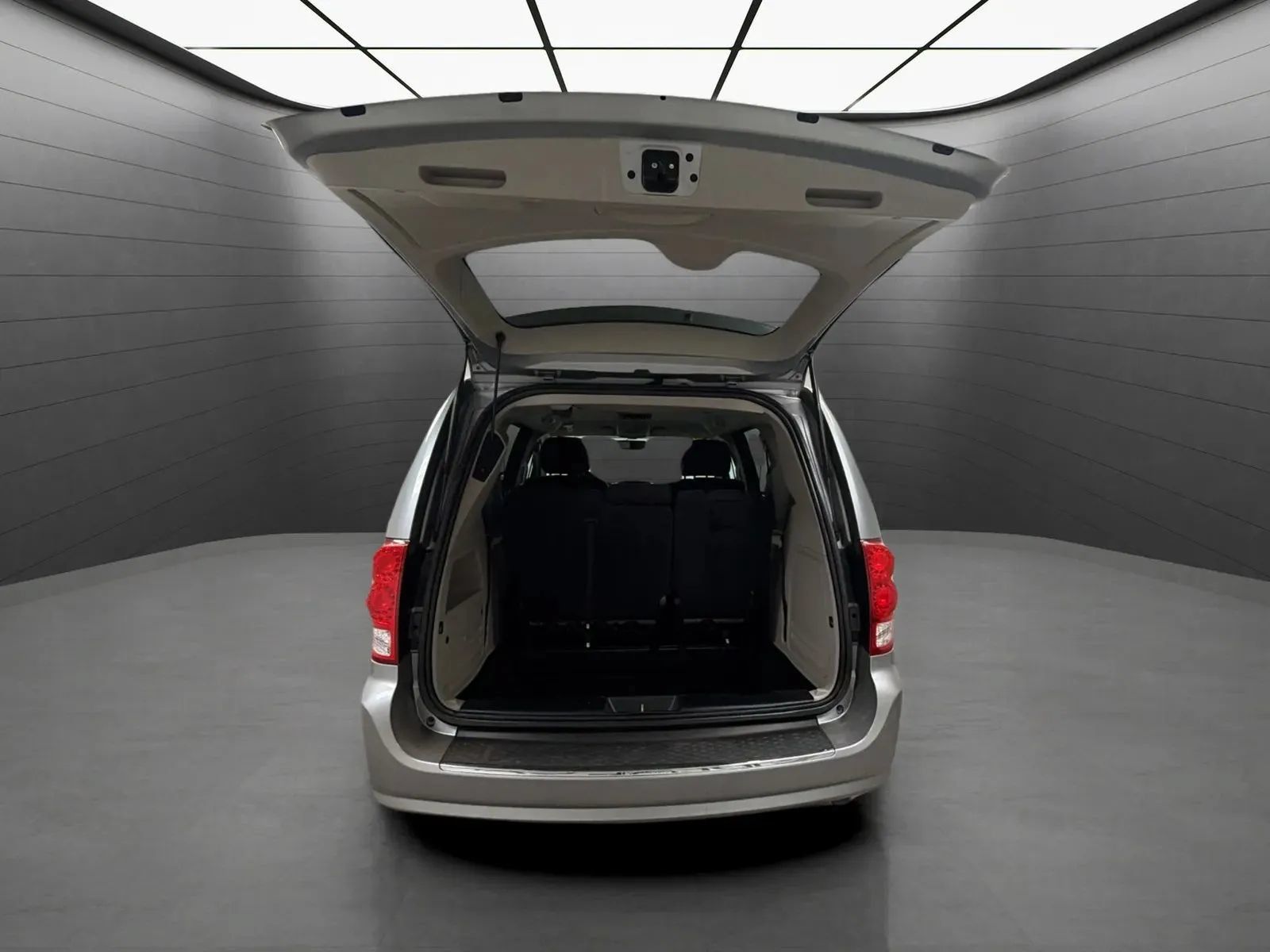 Used 2014 Dodge Grand Caravan SXT FWD image 18