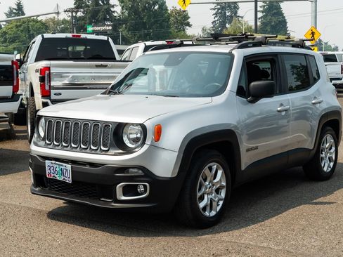 Used 2018 Jeep Renegade Latitude FWD image 3