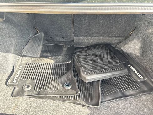 Used 2017 Toyota Corolla LE image 28