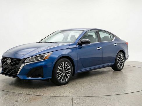 Used 2025 Nissan Altima 2.5 SV image 3