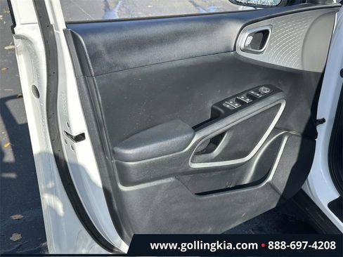 Used 2023 Kia Soul LX w/ LX Technology Package image 12