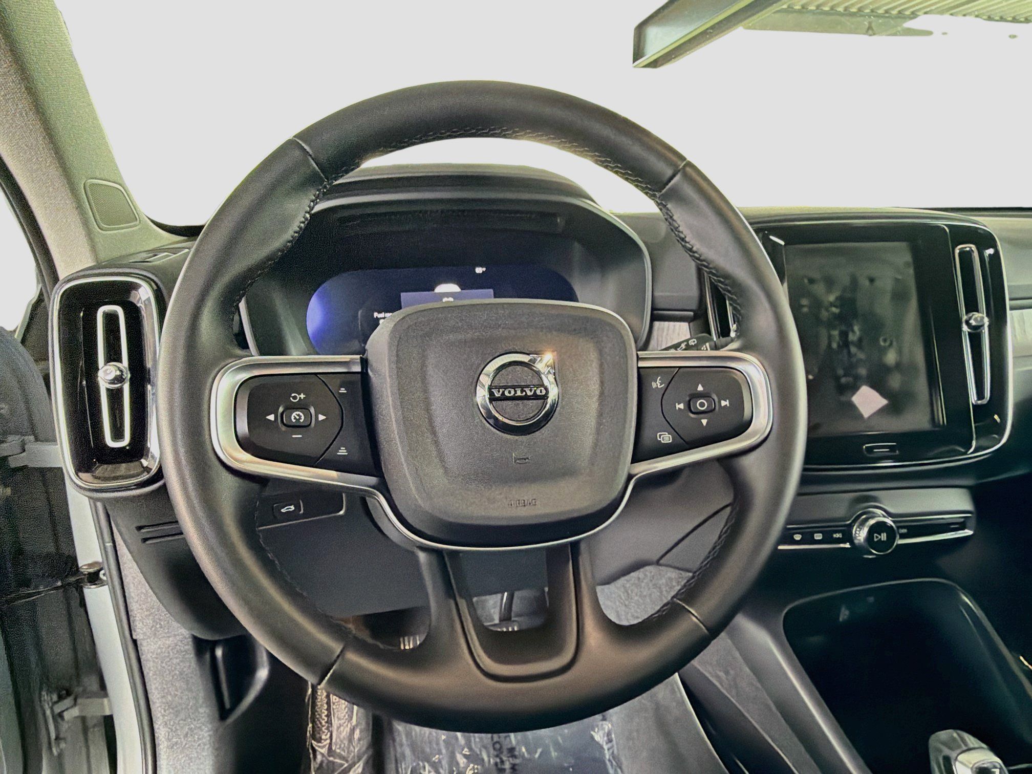 Used 2025 Volvo XC40 B5 Plus AWD/4WD image 17
