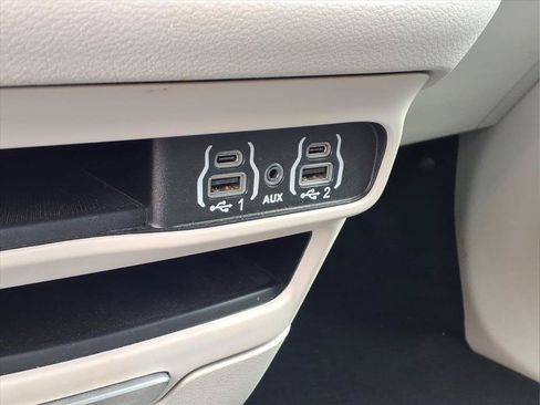 Used 2024 Chrysler Pacifica Touring-L FWD image 7