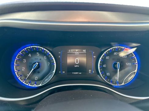 Used 2018 Chrysler Pacifica Touring-L image 36