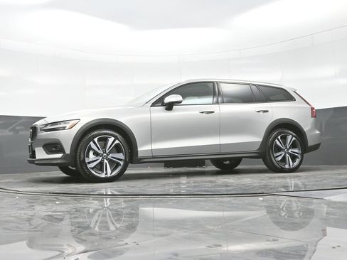 Used 2025 Volvo V60 B5 Cross Country Plus image 21