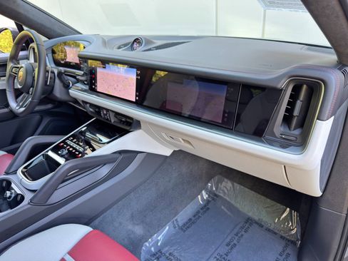 Used 2024 Porsche Cayenne Turbo image 15