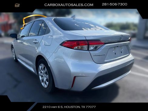 Used 2022 Toyota Corolla LE FWD image 3