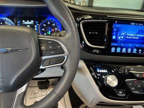 Used 2017 Chrysler Pacifica Touring image 12