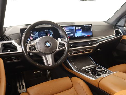 Used 2024 BMW X7 xDrive40i w/ Executive Package image 2