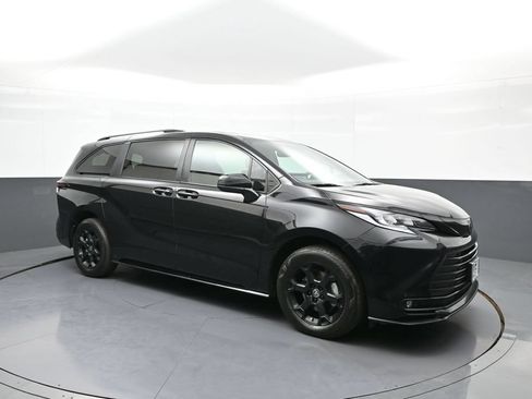 Certified 2026 Toyota Sienna XLE Woodland Edition AWD/4WD image 4