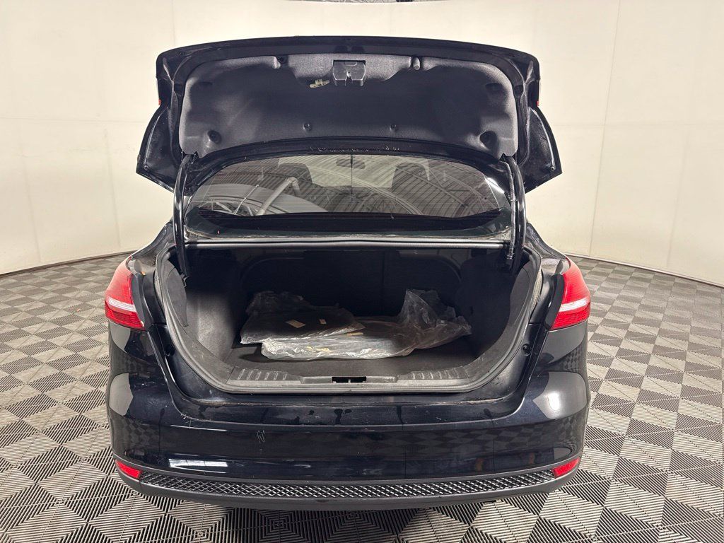 Used 2016 Ford Focus SE FWD image 9