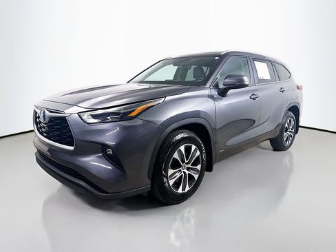 Used 2023 Toyota Highlander XLE AWD/4WD image 3