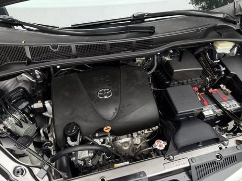 Used 2017 Toyota Sienna Limited image 29