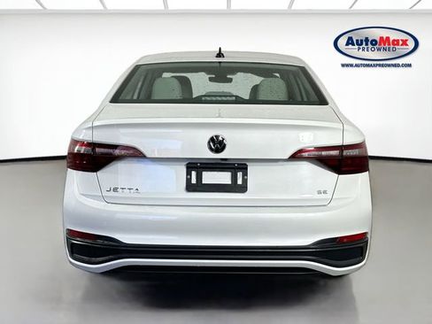 Used 2024 Volkswagen Jetta SE w/ Panoramic Sunroof Package image 8