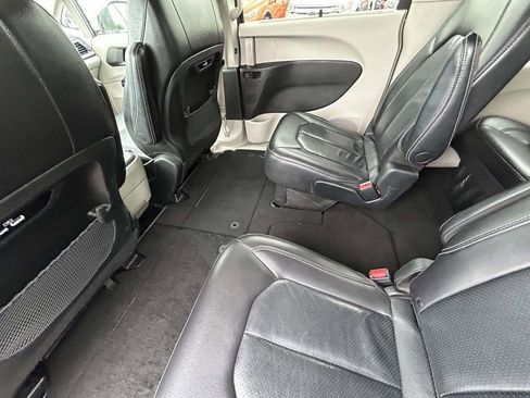 Used 2022 Chrysler Pacifica Touring-L FWD image 11