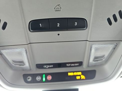 Used 2021 Chevrolet Equinox Premier AWD/4WD image 22