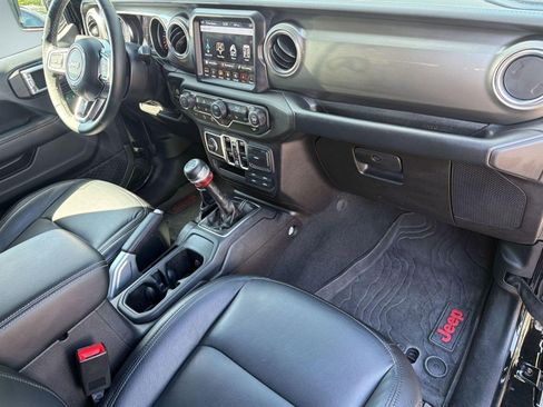 Used 2018 Jeep Wrangler Unlimited Sahara AWD/4WD image 31