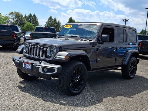Used 2025 Jeep Wrangler Unlimited Sahara w/ Safety Group AWD/4WD image 6