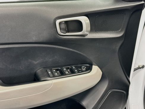Used 2025 Hyundai Venue SEL FWD image 15