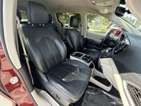 Used 2021 Chrysler Pacifica Touring-L image 26