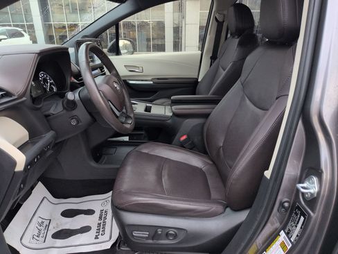 Certified 2022 Toyota Sienna Platinum FWD image 9