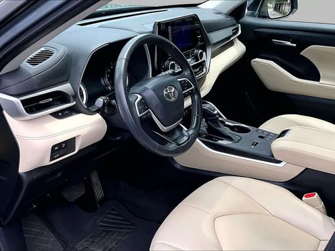 Used 2023 Toyota Highlander XLE FWD image 18