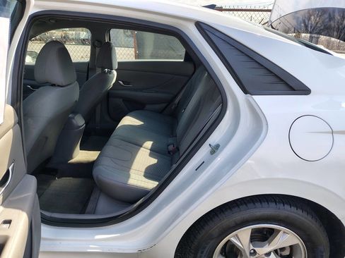 Used 2021 Hyundai Elantra SE image 9