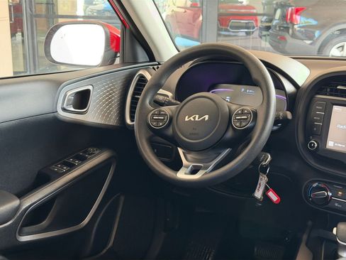 Used 2025 Kia Soul LX w/ LX Technology Package FWD image 29