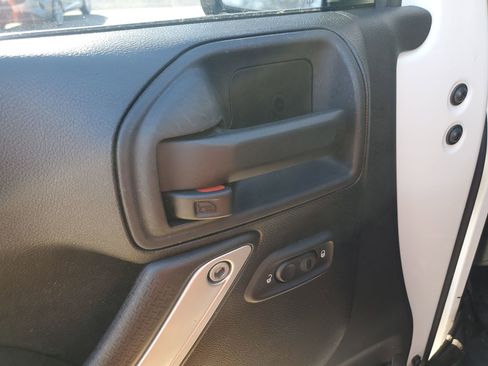 Used 2015 Jeep Wrangler Unlimited Sahara w/ Connectivity Group AWD/4WD image 27