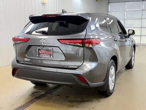 Used 2022 Toyota Highlander LE AWD/4WD image 5