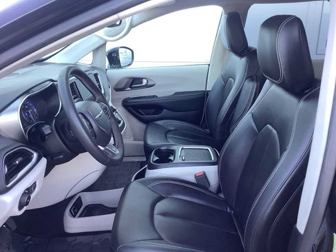 Used 2024 Chrysler Pacifica Touring-L FWD image 2