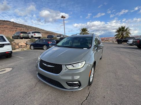 Used 2021 Chrysler Pacifica Touring-L image 1