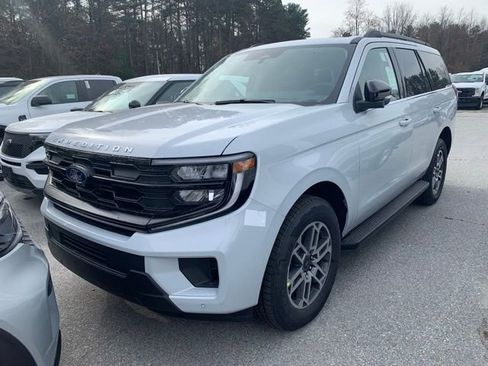 New 2025 Ford Expedition Active image 9