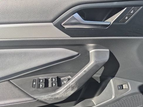 Used 2025 Volkswagen Jetta SE FWD image 13
