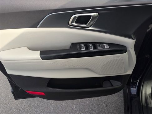 Used 2023 Kia Carnival LX image 11