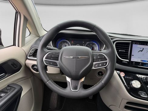 Used 2024 Chrysler Pacifica Touring-L FWD image 15