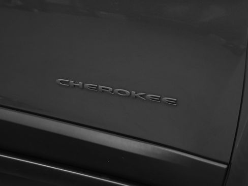 Used 2015 Jeep Cherokee Trailhawk w/ Comfort/Convenience Group AWD/4WD image 15