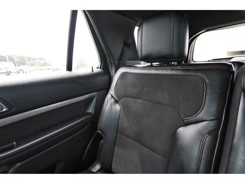 Used 2018 Ford Explorer XLT w/ Equipment Group 202A FWD image 14