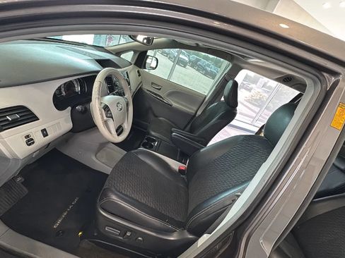 Used 2014 Toyota Sienna SE FWD image 34