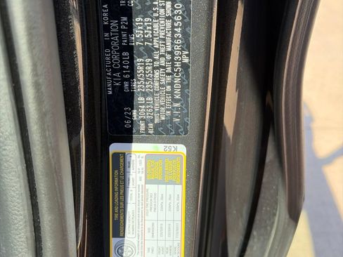 Used 2024 Kia Carnival EX FWD image 14
