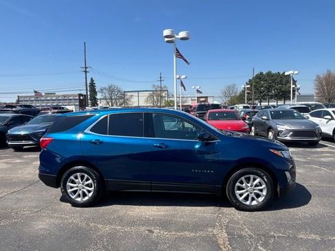 Used 2020 Chevrolet Equinox LT w/ Driver Convenience Package FWD image 4