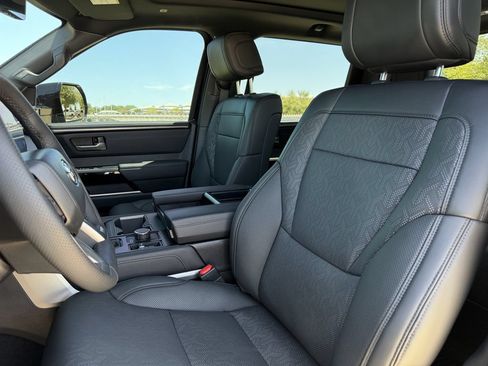 Used 2025 Toyota Tundra Limited AWD/4WD image 27