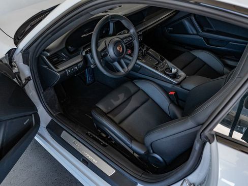Certified 2025 Porsche 911 Carrera RWD image 4