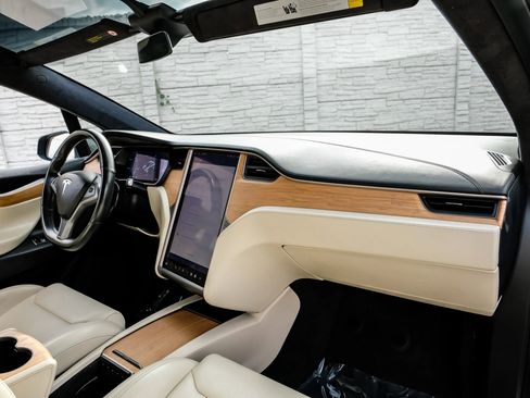 Used 2019 Tesla Model X 75D image 17