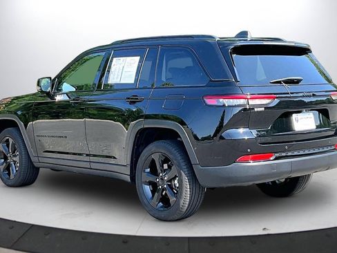 Used 2023 Jeep Grand Cherokee Limited w/ Black Appearance Package AWD/4WD image 7